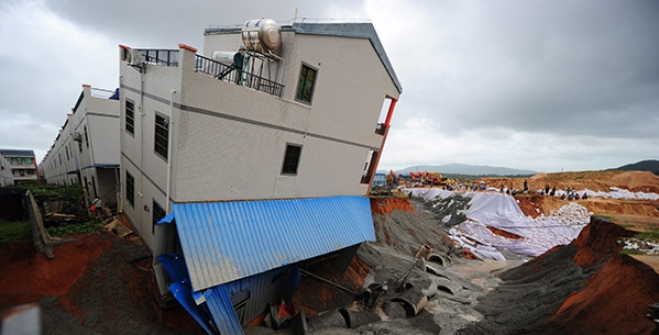 混凝土、民房?jī)A斜