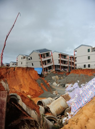 混凝土、民房?jī)A斜