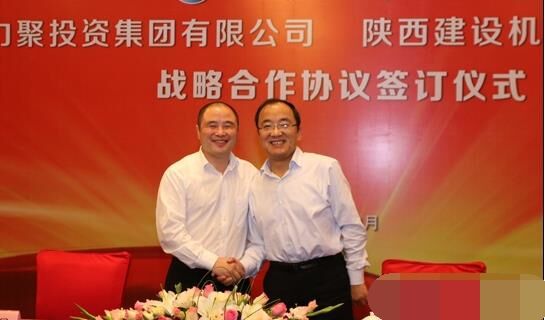 近日，陜建機(jī)械與安徽力聚簽訂戰(zhàn)略合作協(xié)議，陜建機(jī)械董事長(zhǎng)楊宏軍，副總經(jīng)理、營(yíng)銷(xiāo)總監(jiān)賀衛(wèi)東，安徽力聚投資集團(tuán)董事長(zhǎng)宋執(zhí)壽，黨支部書(shū)記陳邦勤以及安徽潤(rùn)路公司總經(jīng)理杜永龍等單位領(lǐng)導(dǎo)出席了會(huì)議