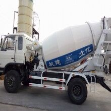 河南攪拌罐車生產廠家，億立實業(yè)4m3混凝土罐車專賣